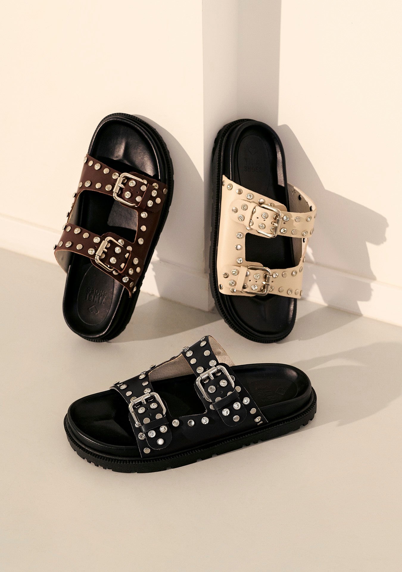 Flat Naomi Black