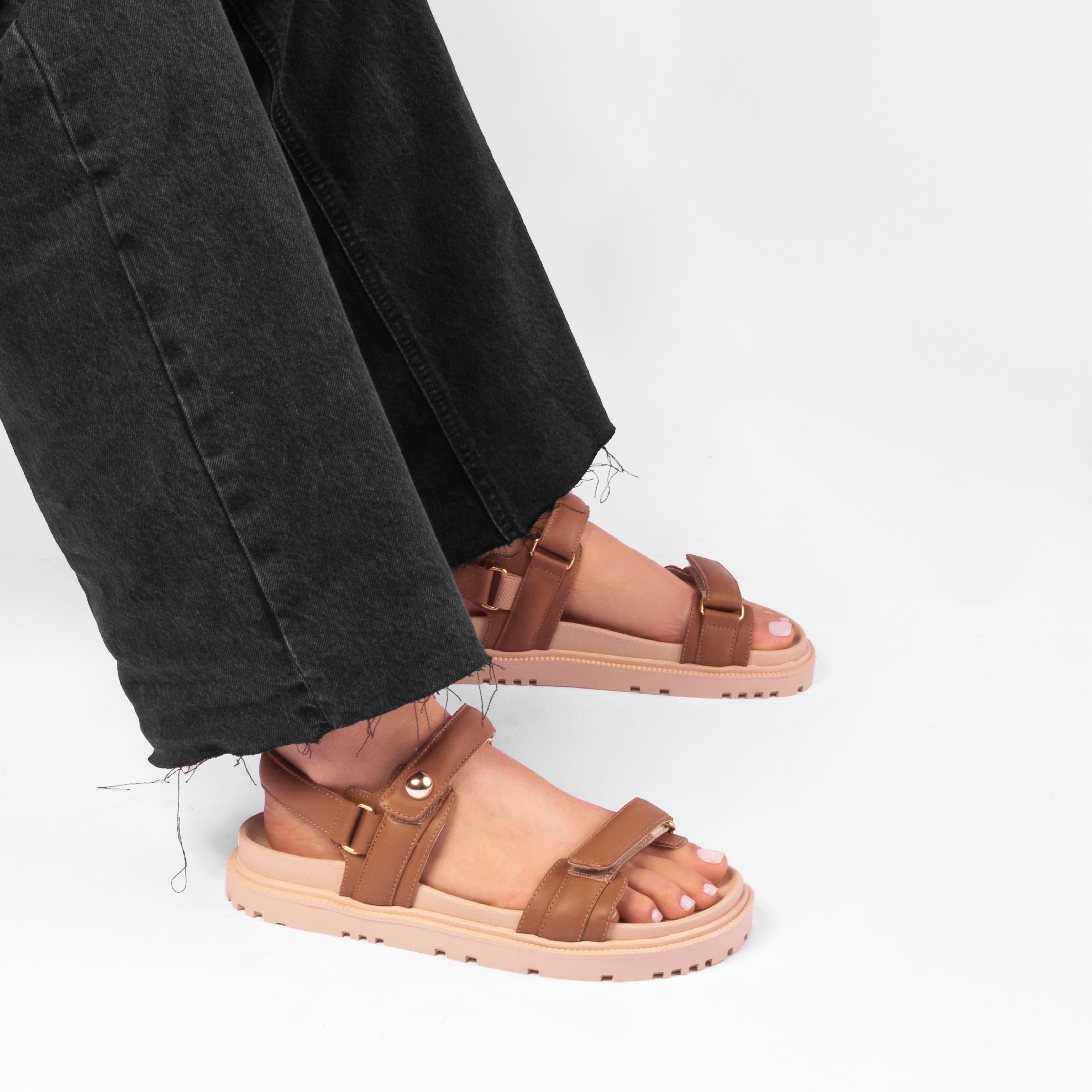 Flat Megan Camelo