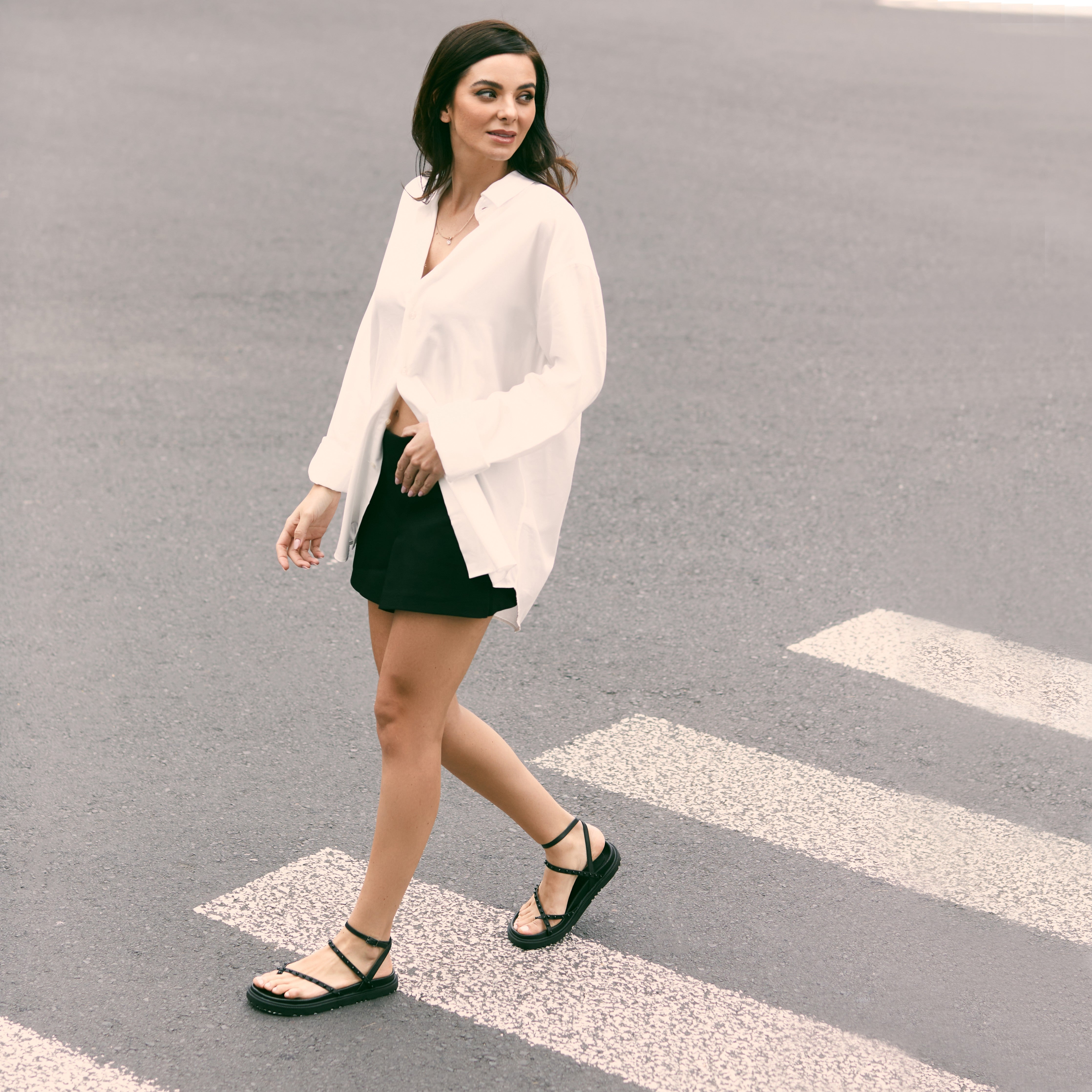 Flat Thaina Black