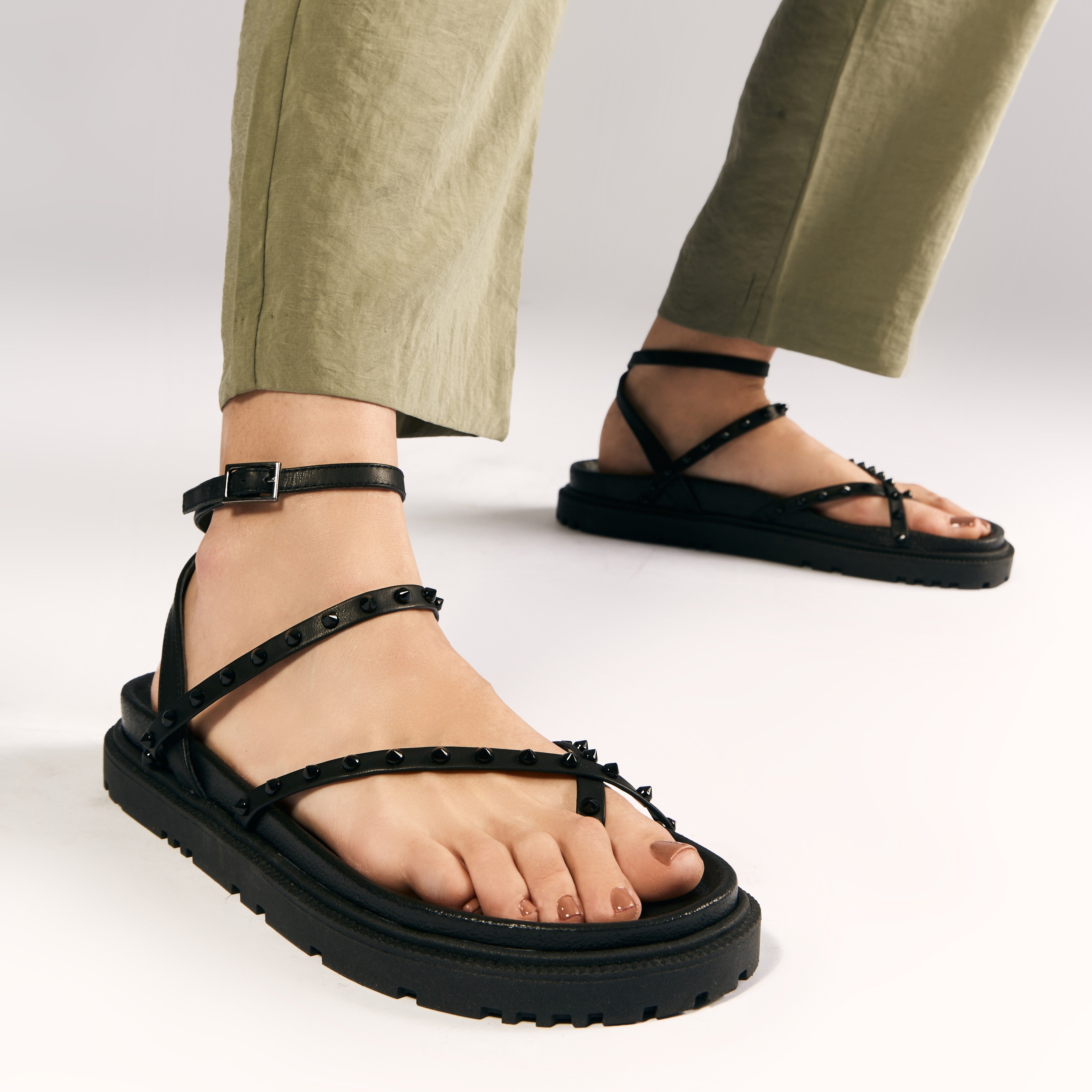 Flat Thaina Black